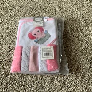 Hooded towel and 5 washcloths